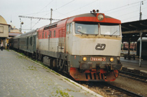 R790 a vrovick 749.146 se soupravou hradeckch voz msto zakzan ady 843 3.7.1998